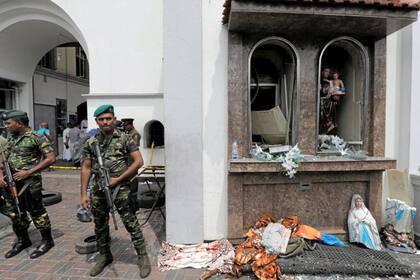 Fuerzas de seguridad en la afueras del santuario de San Antonio (en el área de Kochchikade, Colombo), donde tuvo lugar una de las 8 explosiones