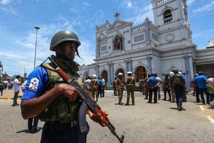 Las fuerzas de seguridad de la isla acordonaron el área alrededor del santuario de San Antonio en la capital, Colombo