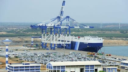 Sri Lanka estaba tan endeudado con China que en 2017 le arrendó el puerto de Hambantota por 99 años a cambio de una reducción de la deuda
