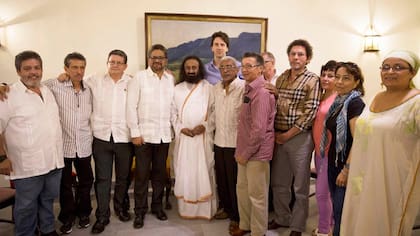Sri Sri con la plana mayor del grupo guerrillero