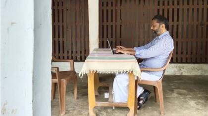 Sridhar explica que la tecnología le permitió trabajar sin interrupciones desde la remota aldea