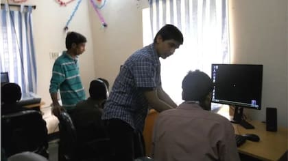 Srikanth trabajando en el Centro de Capacitación Informática de Samanvai para estudiantes con discapacidades múltiples