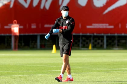 Simeone con barbijo, en un entrenamiento de esta semana. Su equipo se prepara para volver a la liga y disputar los cuartos de final de la Champions