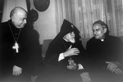 S.S Karenin I, Patriarca Supremo y Católico de todos los Armenios (Aen medio), junto con Monseñor Charbel Merhi (a la derecha) y Monseñor André Karame (a la izquierda)