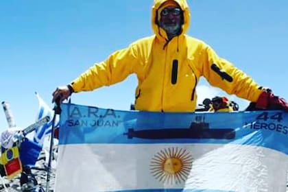 En su camino hacia el Aconcagua, Tibaldi dio charlas en 14 escuelas; Ahora, una vez lograda la cima, le queda por cumplir una última parte de su homenaje: erigir un monumento al submarino San Juan y sus 44 tripulantes, en Mar del Plata