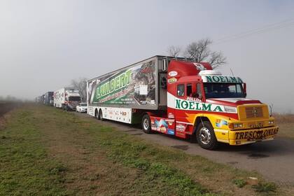 Los camiones de los equipos esperan la autorización para entrar al predio ferial donde se emplaza el autódromo de San Nicolás