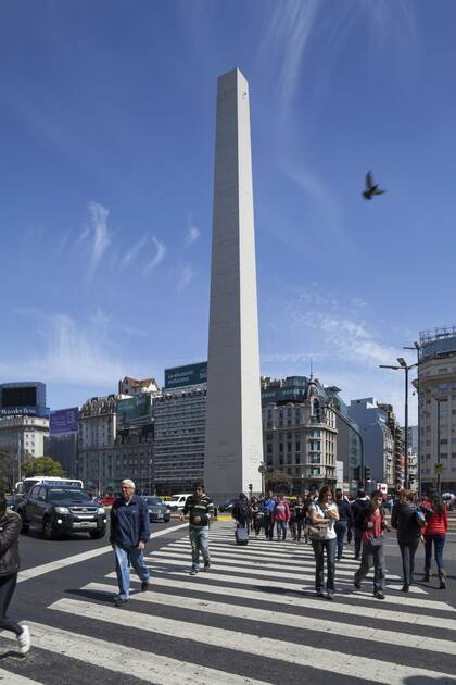 Leandro Erlich fue noticia en 2015 por haberse "robado" la punta del Obelisco
