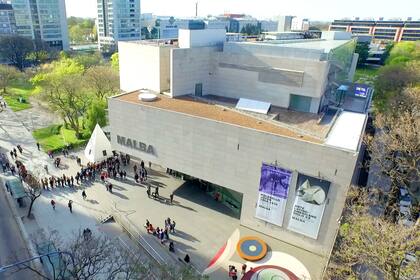 Una réplica de la punta del Obelisco se exhibió en la explanada del Malba, y el público formó largas filas para ingresar en su interior