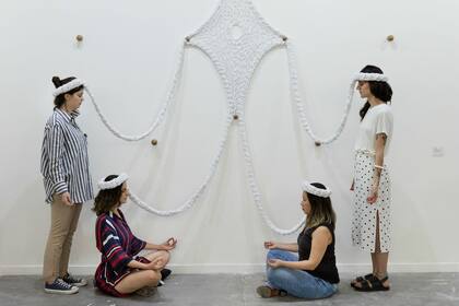 Neto propone al público interactuar con sus esculturas