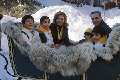 St. Moritz, enero de 1975. Con su marido, el Sha de Irán, y sus hijos Reza, Farahnaz, Leila y Ali-Reza, practicando deportes de invierno.