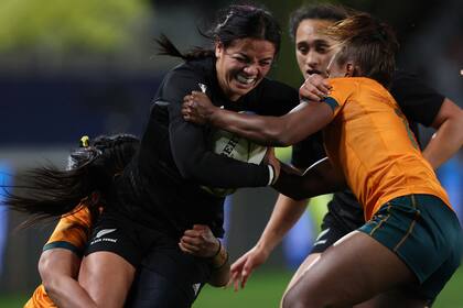 Stacey Fluhler, de Nueva Zelanda, es tackleada durante el partido contra Australia