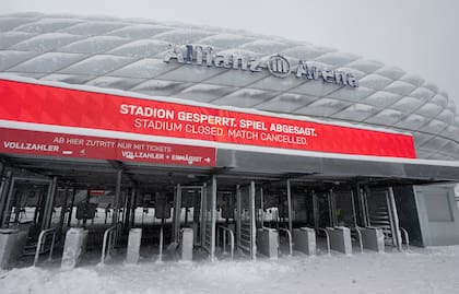 "Stadium closed. Match cancelled", se puede ver en el letrero en el acceso principal al Allianz Arena; no había posibilidad de jugar