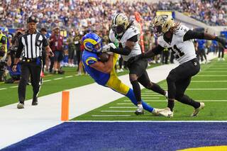 Stafford lanza dos de sus cuatro pases de TD a Davante Adams en triunfo de Rams 34-10 sobre Saints