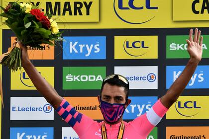 Martínez, con barbijo, saluda en el podio tras el mayor triunfo de su joven carrera