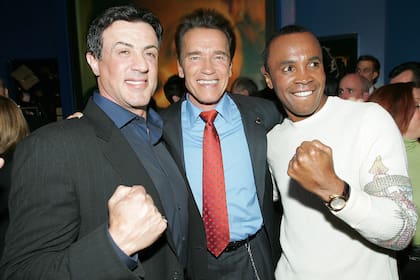 Stallone y Schwarznegger junto al boxeador Sugar Ray Leonard, en 2005