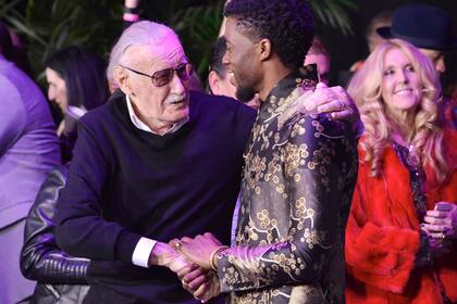Stan Lee junto al actor de Pantera Negra y detrás de ellos la hija del genio de Marvel Comics