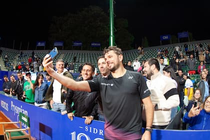 Stan Wawrinka, tomándose una selfie; el suizo regresó al ATP de Buenos Aires luego de once años y fue uno de los principales atractivos de 2024.