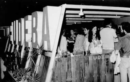 Stand de Eudeba en la Feria Internacional del Libro de Buenos Aires en la década de 1970. Foto: Gentileza editorial