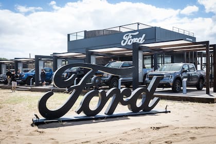 Stand de Ford en Botavara, Pinamar Norte.