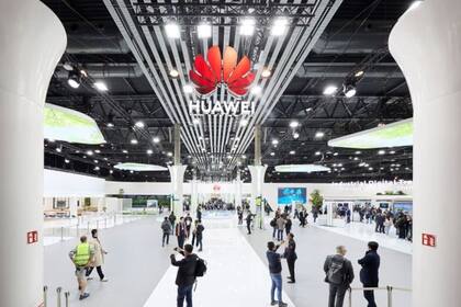 Stand de Huawei en el MWC 2023.  La zona de exposición de Huawei en el Mobile World Congress (MWC) de Barcelona se ha estrenado este año bajo el lema 'Guía hacia un mundo inteligente', un espacio con el que se ha buscado crear un oasis tecnológico en el que conviven sus últimos productos estrella con escenarios de vida modernos dentro de su ecosistema inteligente