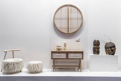 Stand en la feria Maison & Objet, París: bancos de Kateryna Solokova, escultura en la pared de Natura Ceramica y objetos de cerámica de Danuta Kril