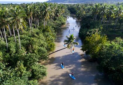 Stand up Paddle en los ríos que serpentean a través de los pintorescos pueblos de Sumba.