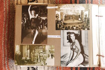 Stanley Coggan conserva fotos tomadas en Nueva York el día que bailó con Rita Hayworth. Arriba, a la derecha, el grupo de cadetes de la Royal Canadian Air Force