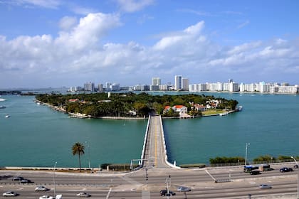 Star Island está conectado a Miami Beach por un puente