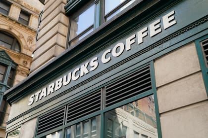 Starbucks cerrará tiendas en Los Ángeles y Nueva York (AP Foto/John Minchillo, Archivo)