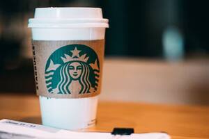 La famosa bebida que Starbucks retira del mercado en EE.UU.