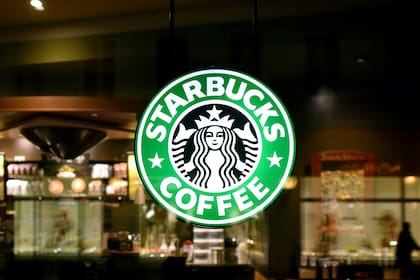 La marca Starbucks también se achicó en el país 