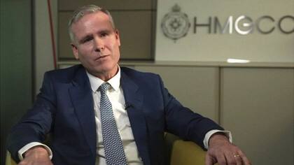 Stargate, con esas púas grises, hace sentir como en una cámara de tortura medieval.