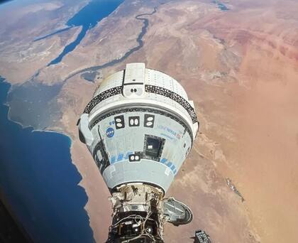Starliner acoplada a la Estación Espacial con el delta del Nilo de fondo.  La nave Starliner de Boeing, que voló el 5 de junio con dos astronautas de la NASA para una estancia de una semana en la Estación Espacial Internacional, aún no tiene fecha de regreso a la Tierra.  POLITICA INVESTIGACIÓN Y TECNOLOGÍA NASA