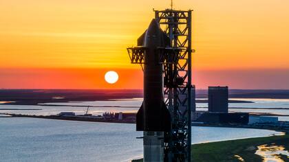 Starship, es un sistema de lanzamiento y nave espacial totalmente reutilizable desarrollado por SpaceX como proyecto de vuelo espacial privado