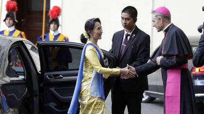 Georg Gänswein recibe a la dirigente birmanesa Aung San Suu Kyi a su llegada al Vaticano para un encuentro con Francisco (Archivo)