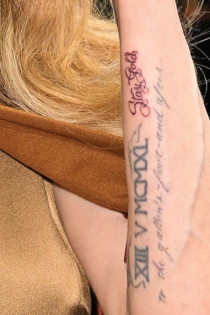 “Stay Gold”, el nuevo tatuaje que la actriz y directora sumó a su brazo izquierdo.