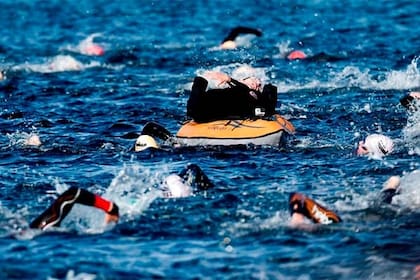 Steen nada con su hermano Peder sobre una tabla
