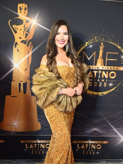 Stefani Gamboa, nominada en la categoría documental en plataformas por Tiempo de Florecer, también eligió el color oro para su vestido. Completó el look con una estola de piel