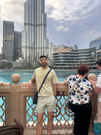 Stefano Brundo, jugador Sri Pahang, Malasia.
Edificio Burj Khalifa, Dubai