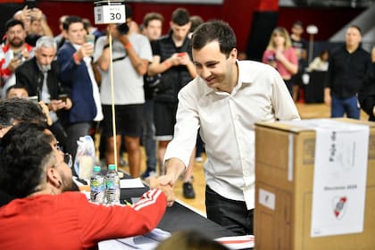 Stefano Di Carlo, candidato del oficialismo, al momento de emitir su voto