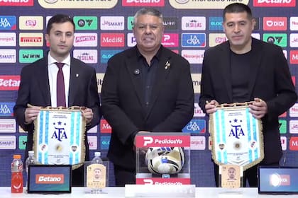 Stéfano Di Carlo (River), Claudio "Chiqui" Tapia (presidente de la AFA) y Juan Román Riquelme (presidente de Boca)