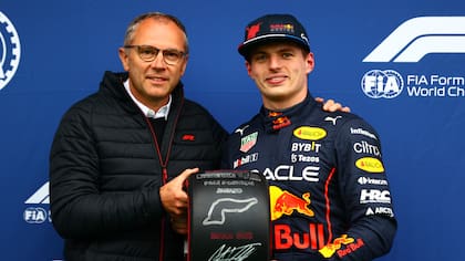 Stefano Domenicali, CEO de la F1, junto a Max Verstappen