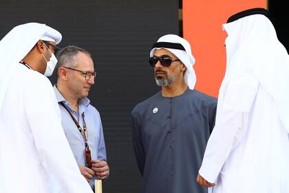 Stefano Domenicali, CEO del Grupo de Fórmula Uno, habla con el Jeque Khaled bin Mohamed bin Zayed Al Nahyan durante los preestrenos antes del Gran Premio de F1 de Abu Dhabi en el Circuito de Yas Marina el 09 de diciembre de 2021 en Abu Dhabi