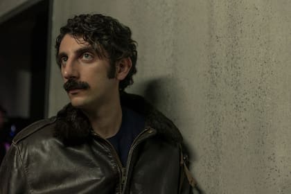 Stefano Lodovichi reescribió la historia, de por sí difusa, del mafioso Toni Chichiarelli y también acomodó el relato de una serie de acontecimientos políticos y sociales de la Italia de los años 70 en función de la eficacia narrativa, más que del rigor histórico