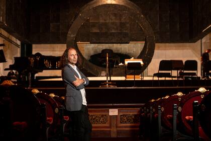Stefano Poda ultima los detalles para el estreno de Fausto en el escenario del Colón
