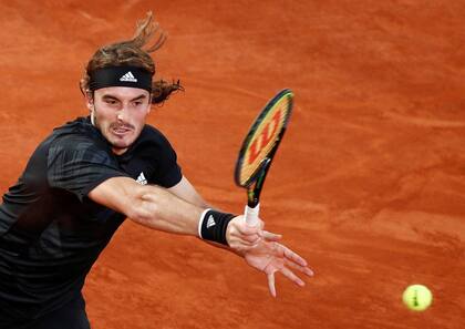 El griego Stefanos Tsitsipas ensaya un golpe durante el partido de cuartos de final de Roland Garros que le ganó al ruso Andrey Rublev en sets corridos. Ese resultado favoreció el ascenso del argentino Diego Schwartzman en el ranking: quedó octavo.