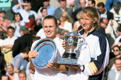 El podio de Roland Garros 1999: Graf junto con Hingis