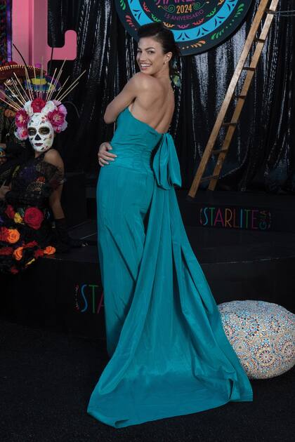 Stefi Roitman lució un strapless turquesa con detalle de moño gigante en la espalda.