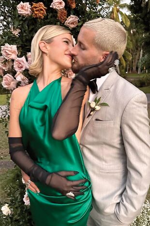 Stefi Roitman y Ricky Montaner en una tierna postal de la velada. La influencer lució un vestido con escote buche y espalda descubierta, con guantes largos.