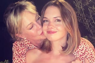 Stella Banderas debuta como directora y muestra a su madre, Melanie Griffith, en un video casero